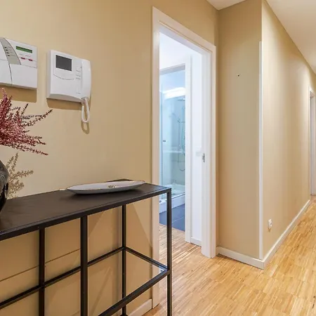 Deluxe W/ Garage Apartment *