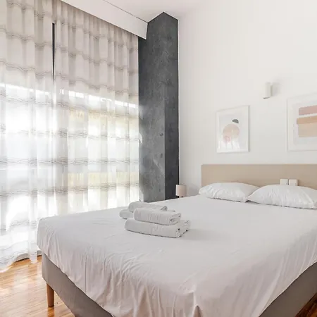 Deluxe W/ Garage Apartment *