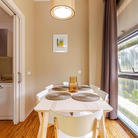 Deluxe W/ Garage Apartment *