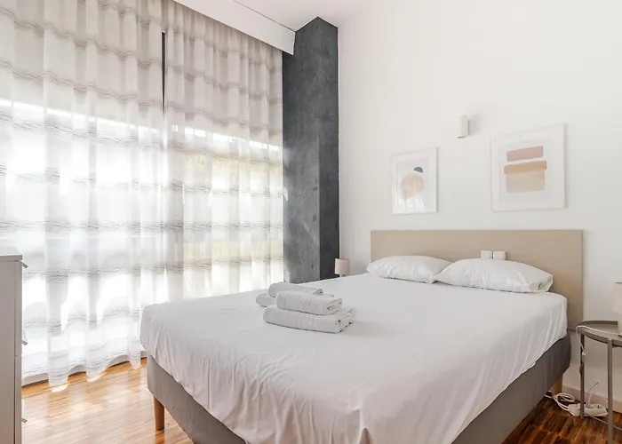 Deluxe W/ Garage Apartament *